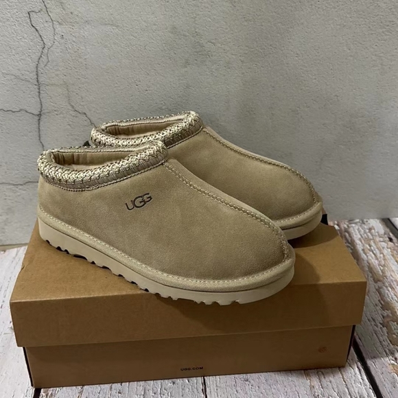 Size 39 Mustard colored UGG boots for women